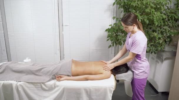 Mulher Massagista Terapeuta Fazendo Massagem Volta Para Uma Jovem Morena — Vídeo de Stock