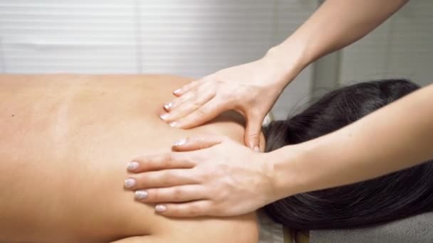 Fortes Mains Féminines Donnant Des Massages Dos Épaules Cou Une — Video