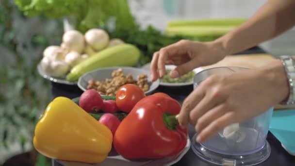 Close Mãos Femininas Cozinheiro Escolhendo Melhores Legumes Para Fazer Salada — Vídeo de Stock