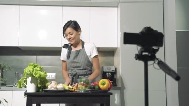 Jovem Atraente Gravando Vídeo Sobre Alimentação Saudável Câmera Digital Cozinha — Vídeo de Stock