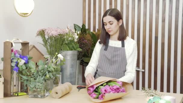 Junge Floristin Bindet Einem Blumenladen Einen Strauß Tulpen Mit Schleife — Stockvideo