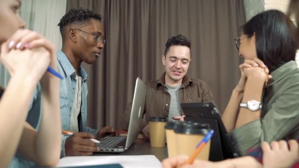 Rencontre Équipe Créative Affaires Dans Bureau Moderne Groupe Multiethnique Jeunes — Video