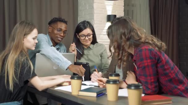 現代オフィスで創造的なビジネスチームに会う スタートアップのアイデアを議論する若者の多民族グループ — ストック動画
