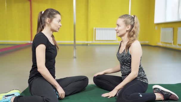 Две Девушки Улыбаются Разговаривая После Тренировки Студии Концепция Дружбы Активного — стоковое видео