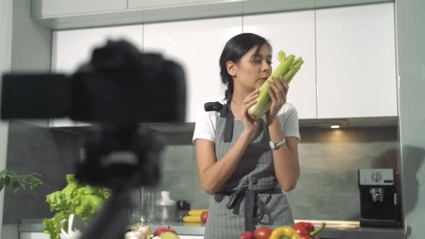 迷人的年轻女子在家里的厨房里用数码相机录下了一个关于健康饮食的视频 博客和社交媒体的概念 — 图库视频影像