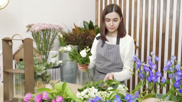 Ung Kvinna Florist Kontroll Och Välja Bästa Blommorna För Bukett — Stockvideo