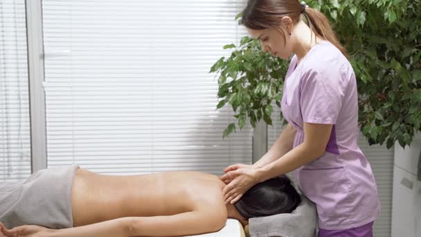 Femme Massothérapeute Faisant Massage Dos Des Épaules Une Jeune Brune — Video