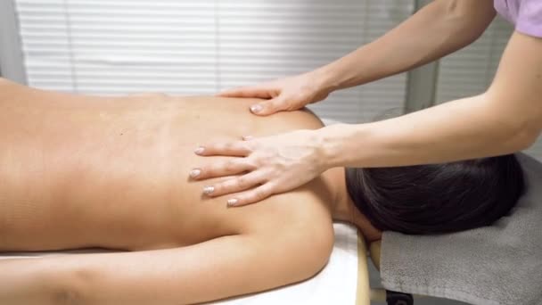 Fortes Mains Féminines Donnant Des Massages Dos Épaules Cou Une — Video