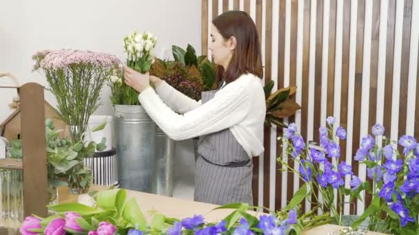 Ung Kvinna Florist Kontroll Och Välja Bästa Blommorna För Bukett — Stockvideo