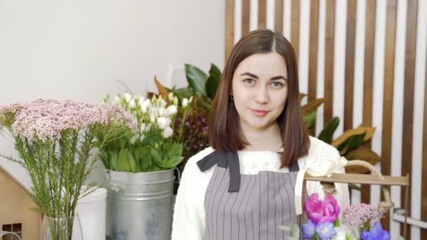 Retrato Câmera Lenta Florista Feminina Bonito Avental Sorrindo Olhando Para — Vídeo de Stock