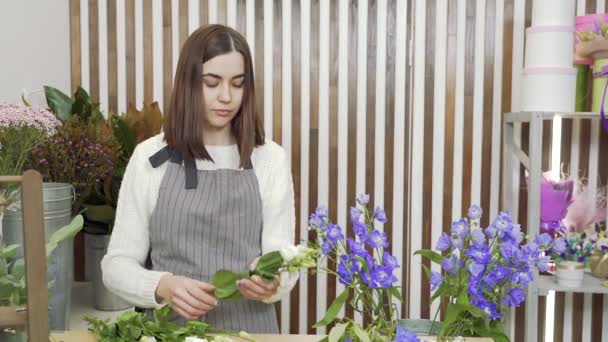 Fiatal Virágárus Ellenőrzése Kiválasztása Legjobb Virágok Egy Csokor Egy Műhelyben — Stock videók