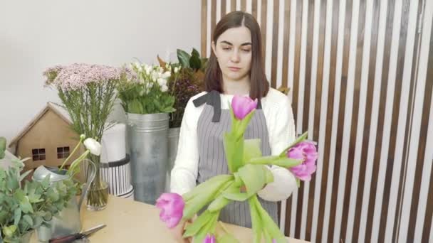 Fiatal Virágárus Alkotó Csokor Tulipán Egy Virágüzlet Vagy Műhely — Stock videók