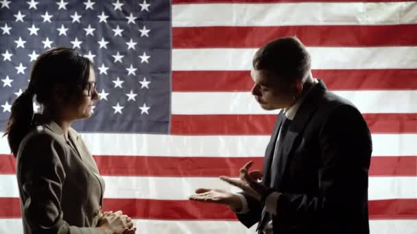 Üzletemberek Sziluettjei Férfiak Nők Vitatkoznak Valamin Amerikai Zászló Hátterében Gesztikulálnak — Stock videók