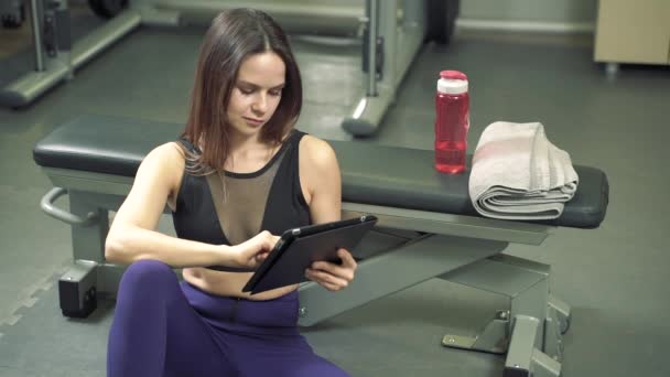 Junge Trainerin Erstellt Bewegungsplan Mit Tablet Computer Fitnessstudio — Stockvideo