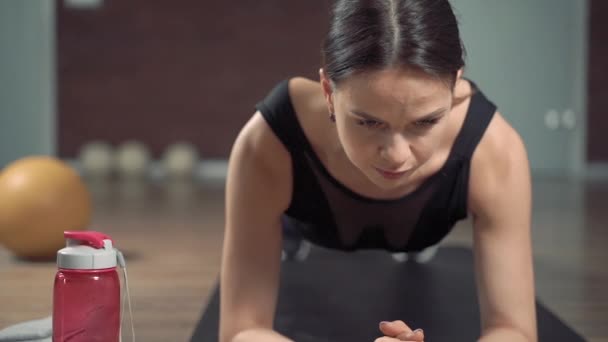 Jovem Mulher Fitness Sportswear Fazendo Exercício Prancha Casa Estúdio — Vídeo de Stock