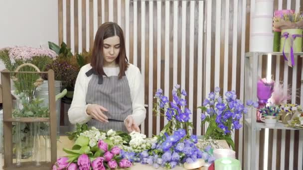 Giovane Fiorista Che Controlla Seleziona Migliori Fiori Bouquet Laboratorio Negozio — Video Stock