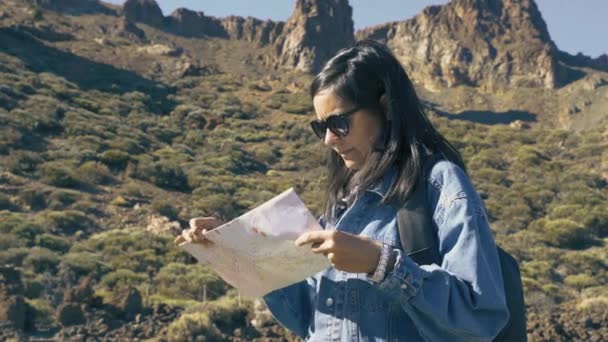 Jovem Turista Com Uma Mochila Olhando Para Mapa Apontando Para — Vídeo de Stock