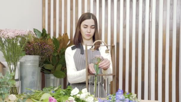 女花匠在车间或商店里装饰鲜花和绿叶的礼品布置 — 图库视频影像
