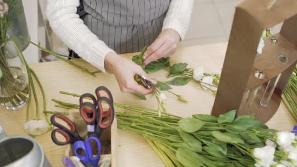 Närbild Händerna Ung Kvinna Florist Förbereder Blommor För Sammansättning Workshop — Stockvideo