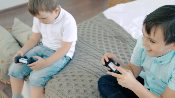 Dos Amigos Hermanos Sonriendo Divirtiéndose Jugando Videojuego Con Controladores — Vídeos de Stock