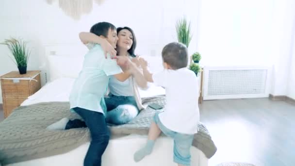 Due Bambini Felici Che Corrono Abbracciano Mamma Camera Letto — Video Stock
