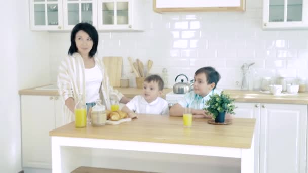 Ευτυχισμένη Οικογένεια Στην Κουζίνα Μητέρα Φτιάχνει Πρωινό Για Τους Γιους — Αρχείο Βίντεο