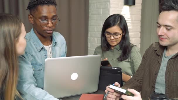 Möte Kreativt Affärsteam Moderna Kontor Multietnisk Grupp Ungdomar Som Diskuterar — Stockvideo