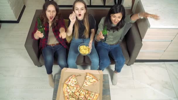 Três Jovens Mulheres Bebendo Cerveja Assistindo Torcendo Sua Equipe Favorita — Vídeo de Stock