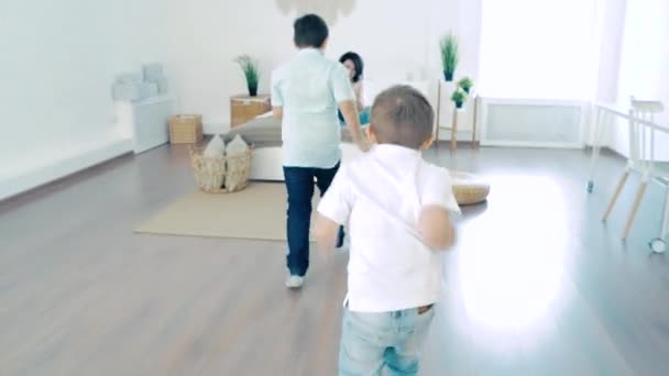 Двоє Щасливих Хлопчиків Бігають Обіймають Маму Спальні — стокове відео