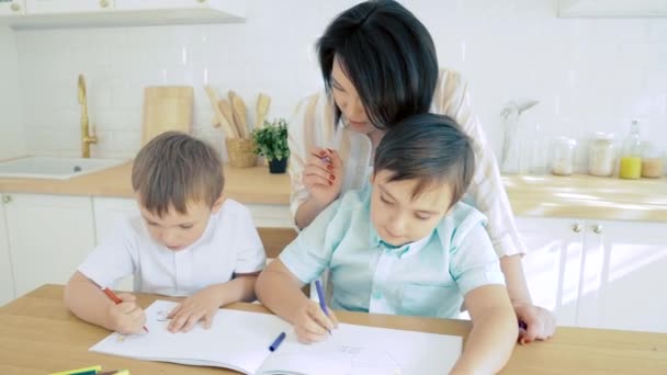 Jovem Mãe Ajudando Seus Filhos Desenhar Com Marcadores Coloridos Ensino — Vídeo de Stock