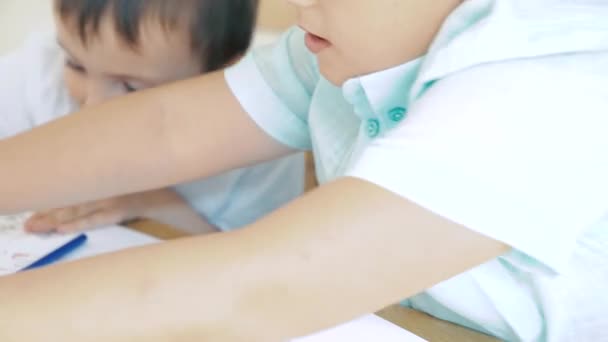 Twee Jongens Tekenen Met Viltstiften Papier Voorschools Onderwijs — Stockvideo