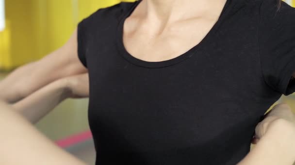 Nahaufnahme Von Frauenhänden Die Mit Einem Zentimeterlangen Band Das Brustvolumen — Stockvideo