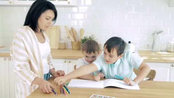 Joven Madre Sus Dos Hijos Dibujando Marcadores Casa — Vídeos de Stock