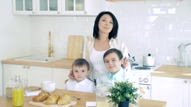 幸せな家族の母親と台所の2人の息子の肖像画 — ストック動画
