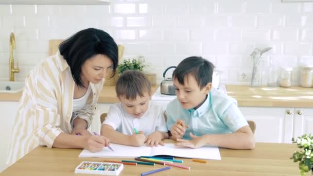 Giovane Madre Suoi Due Figli Disegnano Pennarelli Casa — Video Stock