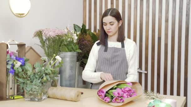 Mladá Žena Květinářka Skládající Kytici Tulipánů Květinářství Nebo Dílně — Stock video