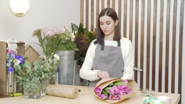 Ung Kvinna Florist Komponera Bukett Tulpaner Blomsteraffär Eller Verkstad — Stockvideo