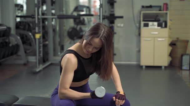 Atraktivní Fitness Dívka Cvičení Činkami Tělocvičně Mladá Žena Zvedání Váhu — Stock video