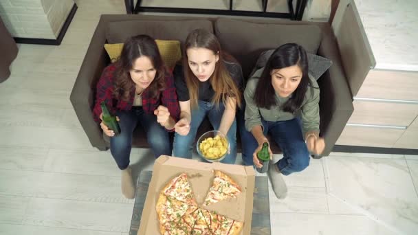 Gruppe Junger Frauen Trinkt Bier Und Sucht Emotional Nach Ihrem — Stockvideo