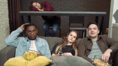 Evdeki bir oturma odasında sıkıcı bir film ya da televizyon dizisi izleyen en iyi arkadaşlar. İnsanlar, arkadaşlık ve yaşam tarzı kavramı.
