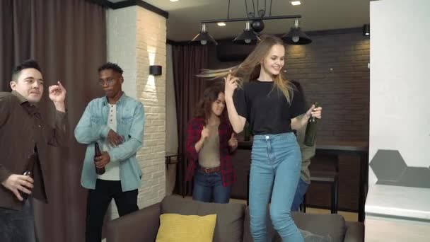 多种族的年轻人在客厅里跳舞喝啤酒 在家里的聚会上玩得很开心 青年与假日概念 — 图库视频影像