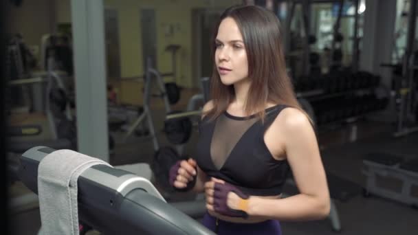 Mujer Fitness Haciendo Ejercicio Cardiovascular Caminando Cinta Correr Gimnasio Chica — Vídeos de Stock