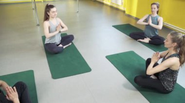 Genç sportif kadınlar Yoga dersi hocası, Sukhasana içinde oturan ile pratik egzersiz. Refah kavramı