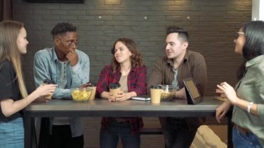 Birlikte çalışan çok ırklı öğrenci ya da meslektaşlardan oluşan bir grup, bir kafe ya da ofiste beş kişiye hizmet veriyor..