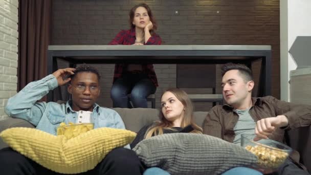 Melhores Amigos Comendo Pipocas Batatas Fritas Assistindo Filme Programa Casa — Vídeo de Stock