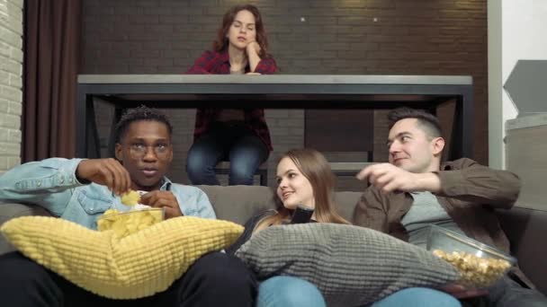 친구들은 팝콘과 감자칩을 먹으면서 집에서 영화나 사람들 우정과 방식의 — 비디오