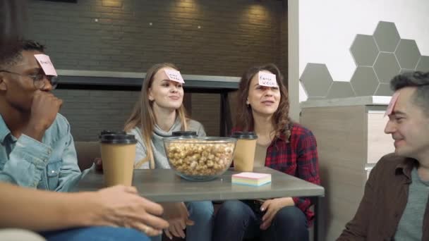 Diverse Freunde Spielen Who Spiel Mit Klebrigen Papieren Die Stirnen — Stockvideo