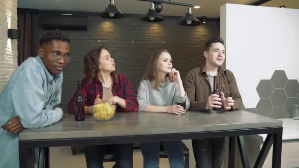 Grupo Mejores Amigos Bebiendo Cerveza Preparándose Para Ver Una Película — Vídeo de stock