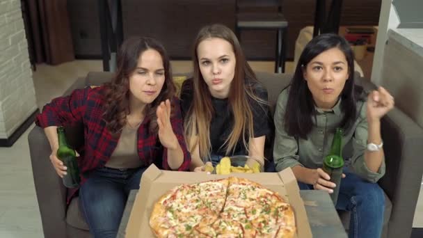 Grupo Mujeres Jóvenes Bebiendo Cerveza Animando Emocionalmente Equipo Favorito Viendo — Vídeo de stock