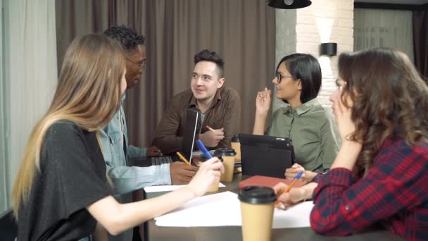 Reunión Creativa Equipo Negocios Oficina Moderna Grupo Multiétnico Jóvenes Que — Vídeo de stock